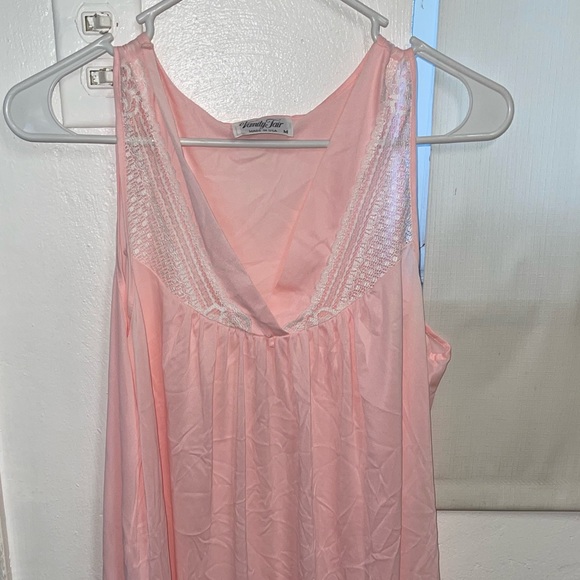 Vanity Fair Vintage Nightgown ๐ - Picture 9 of 13